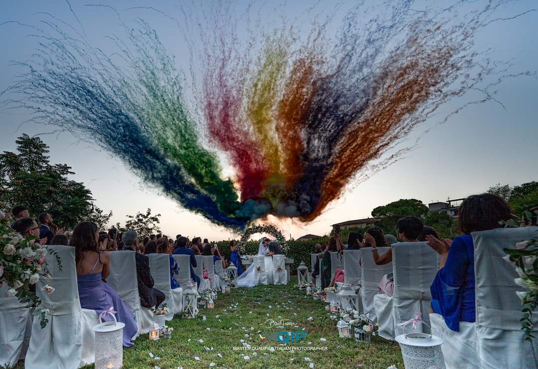 Esplosione di colori durante una cerimonia di matrimonio italo-indiana